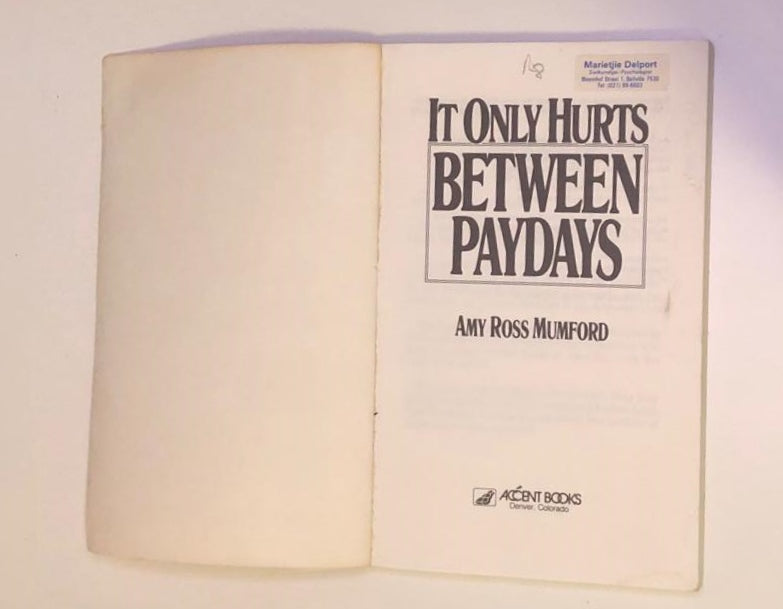 It only hurts between paydays: A handbook for personal money management - Amy Ross Mumford