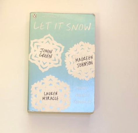 Let it snow: Three holiday romances - John Green, Maureen Johnson and Lauren Myracle