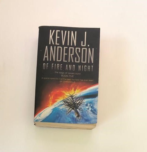 Of fire and night - Kevin J. Anderson (The Saga of Seven Suns #5)