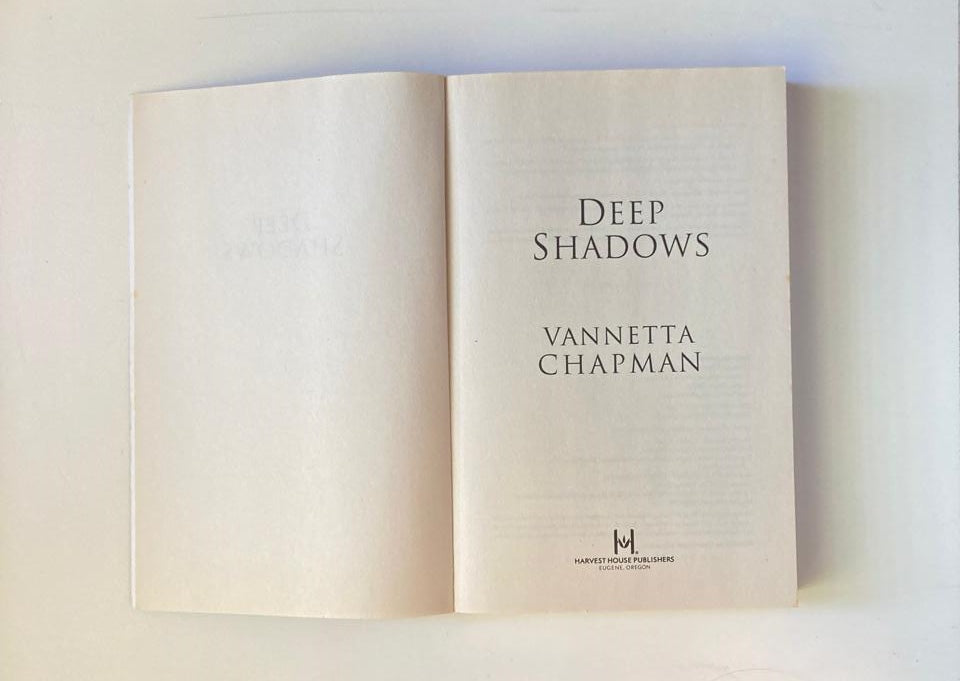 Deep shadows - Vannetta Chapman (The Remnant #1)