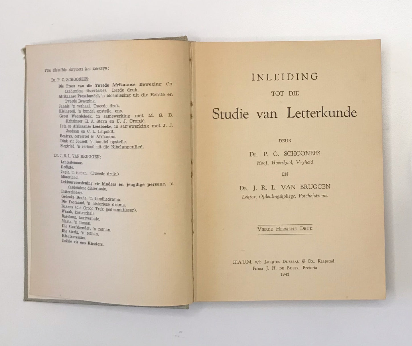 Inleiding tot die studie van die letterkunde - Dr. P.C. Schoonees en Dr. J.R.L. van Bruggen