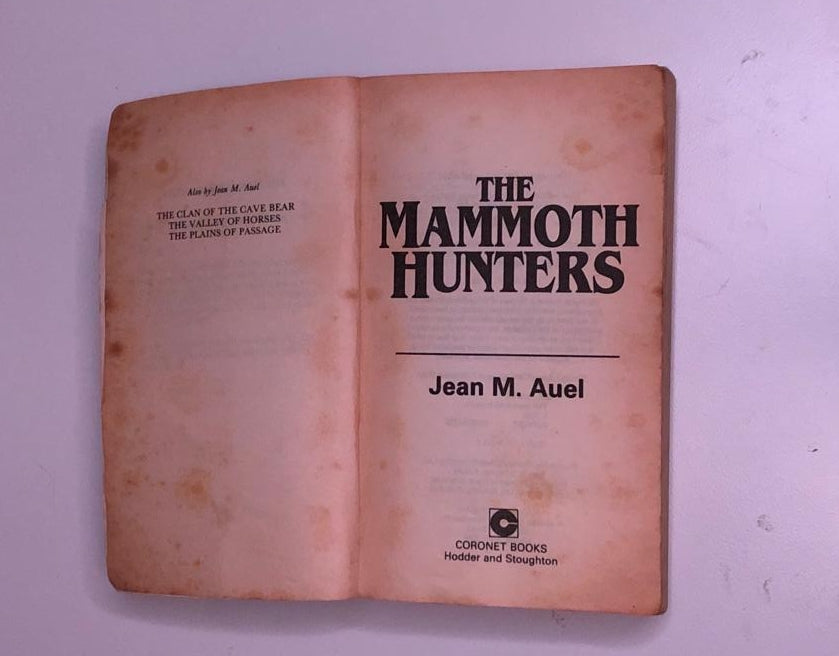 The mammoth hunters - Jean M. Auel